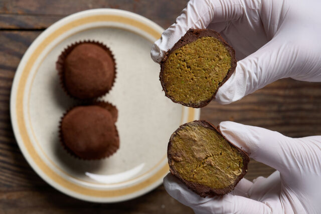 두쫀쿠는 중동식 면(麵)인 카다이프와 피스타치오를 갈아 볶은 페이스트에 화이트 초콜릿을 섞어 속을 채운 뒤, 이를 마시멜로로 감싸 카카오 가루를 입힌 디저트다. /게티이미지