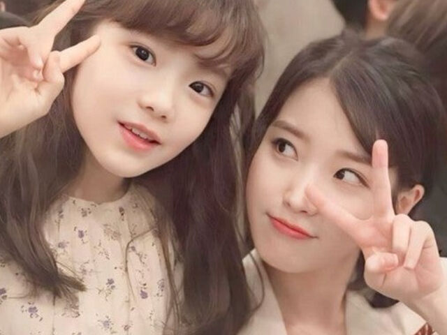 김규리는 아이유와 닮은 외모로 화제를 모았다. / 온라인 커뮤니티