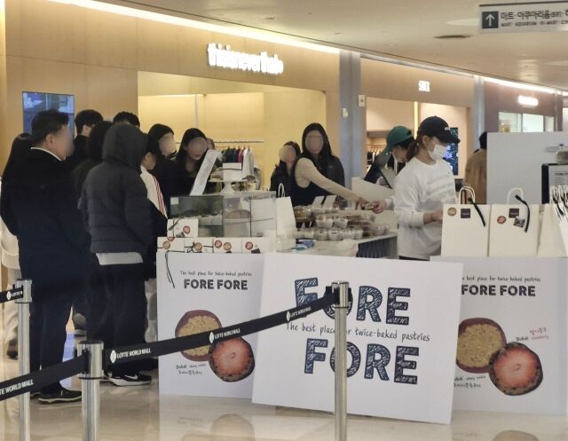 8일 서울 송파구 롯데월드몰에 마련된 ‘두바이 쫀득 쿠키(두쫀쿠)’ 팝업스토어에서 점심시간을 이용해 고객들이 제품을 구매하고 있다. /방금숙 기자