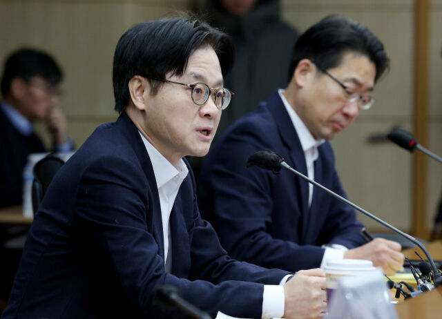 김정관 산업통상부 장관이 9일 서울 종로구 한국무역보험공사에서 열린 경제단체 긴급현안 점검회의에서 발언하고 있다. /뉴시스