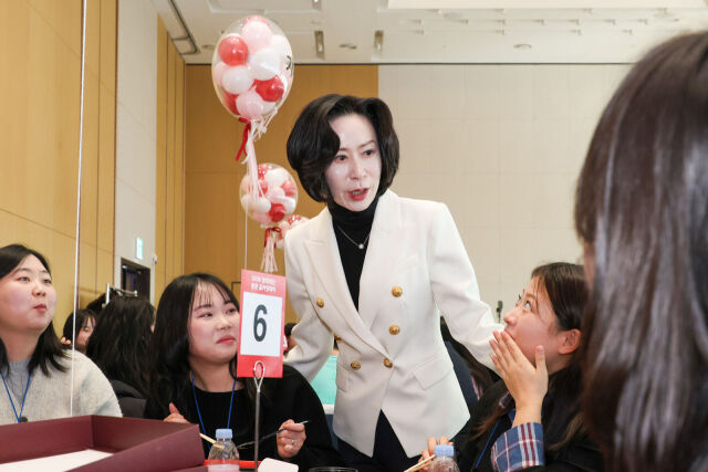 장혜선 롯데장학재단 이사장이 홈커밍데이에 참석한 장학생들과 대화를 나누고 있다. /롯데장학재단