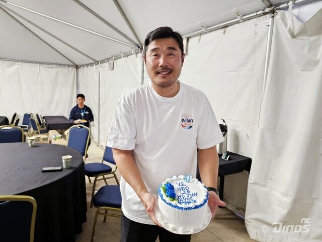 NC 다이노스 이호준 감독이 생일 케이크를 들고 포즈를 취하고 있다./NC 다이노스