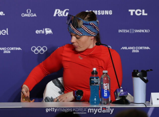 기자회견에서 자신의 올림픽 금메달 파손을 설명하고 있는 브리지 존슨/게티이미지코리아