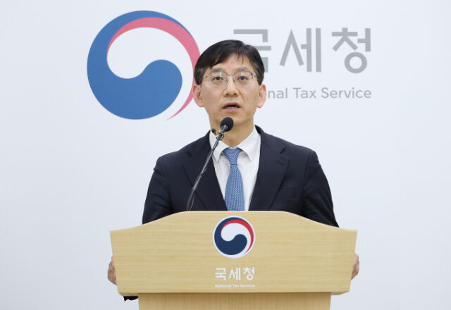 안덕수 국세청 조사국장이 지난달 27일 정부세종2청사에서 불공정행위로 생활물가 상승을 주도하고 서민 부담을 가중시키는 생필품 폭리 탈세자에 대한 세무조사를 실시한다고 밝히고 있다. /국세청