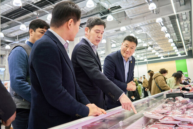 정용진 신세계그룹 회장이 설 연휴를 일주일 앞둔 9일 인천 트레이더스 구월점을 찾아 축산 매장에서 상품을 살펴보고 있다. /신세계그룹