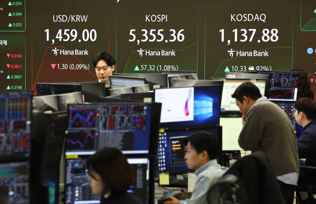 코스피가 전 거래일(5298.04)보다 52.17포인트(0.98%) 오른 5350.21에 개장한 10일 오전 서울 중구 하나은행 딜링룸에서 딜러들이 업무를 보고 있다. 코스닥 지수는 전 거래일(1127.55)보다 4.69포인트(0.42%) 오른 1132.24에 거래를 시작했다. 원·달러 환율은 전 거래일 주간거래 종가(1460.3)보다 1.3원 내린 1459.0원에 출발했다./뉴시스