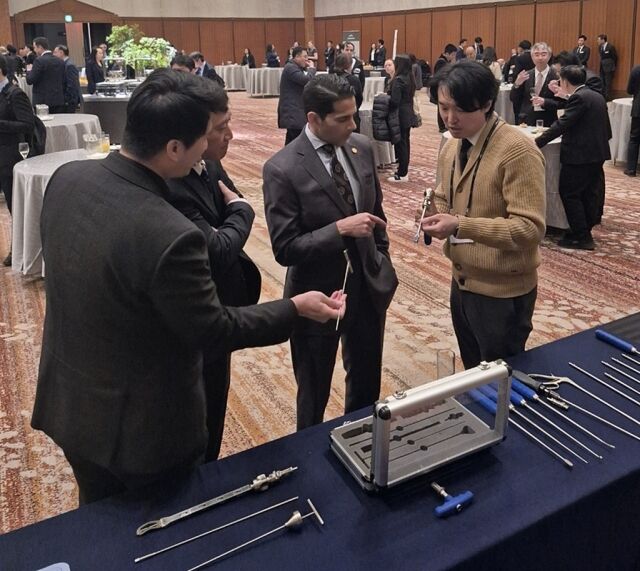 엘앤케이바이오가 ’일본 SRS학회’ 참가해 참석자에게 제품을 설명하고 있는 모습. /엘앤케이바이오메드