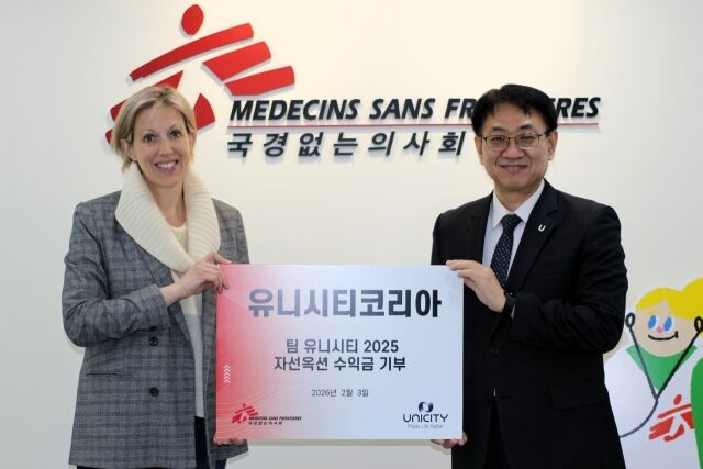 국경없는의사회 엠마 캠벨 한국 사무총장(왼쪽)과 유니시티코리아 영업마케팅 총괄 김종현 상무가 기념 촬영을 하고 있다. /유니시티코리아 제공