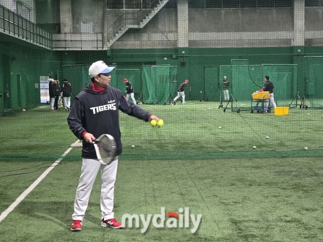 테니스채를 든 KIA 김연훈 수비코치/아마미오시마(일본)=김진성 기자 kkomag@mydaily.co.kr