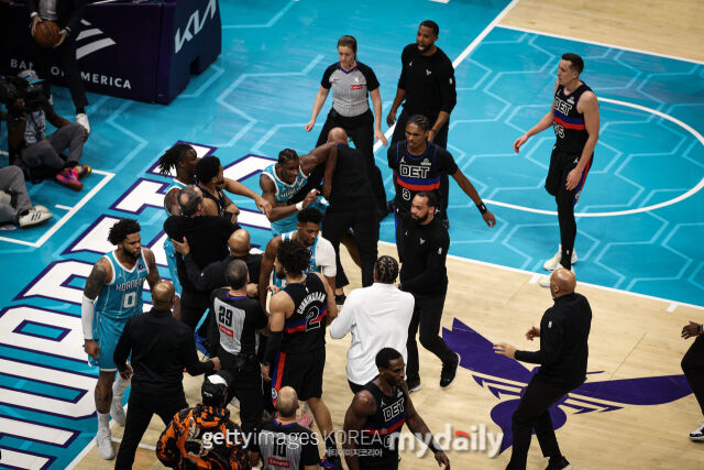 10일 펼쳐진 디트로이트와 샬럿의 경기에서 약 팀 선수단이 난투극을 벌이고 있다. /게티이미지코리아