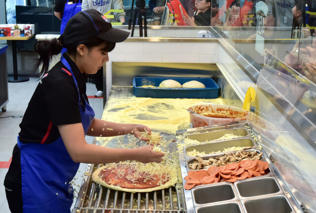 권채린 도미노피자 울산삼산점 부점장이 1분에 피자 3판을 완성해 아시아·태평양 FPM에서 1위를 차지했다. /도미노피자