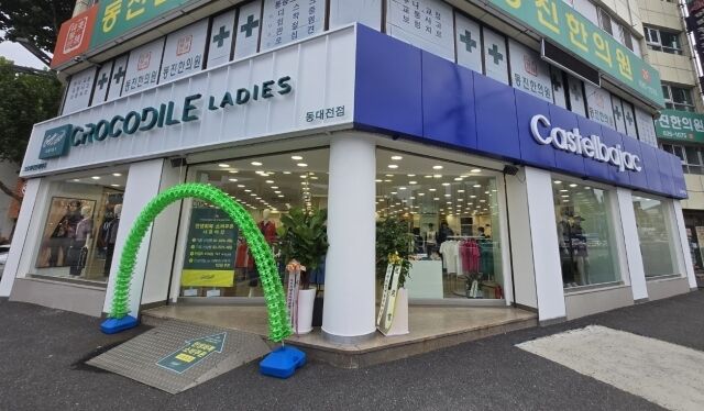 형지가 지난해 10월 처음 선보인 복합매장 ‘크로커다일레이디·까스텔바작 동대전점’ 전경. /패션그룹형지