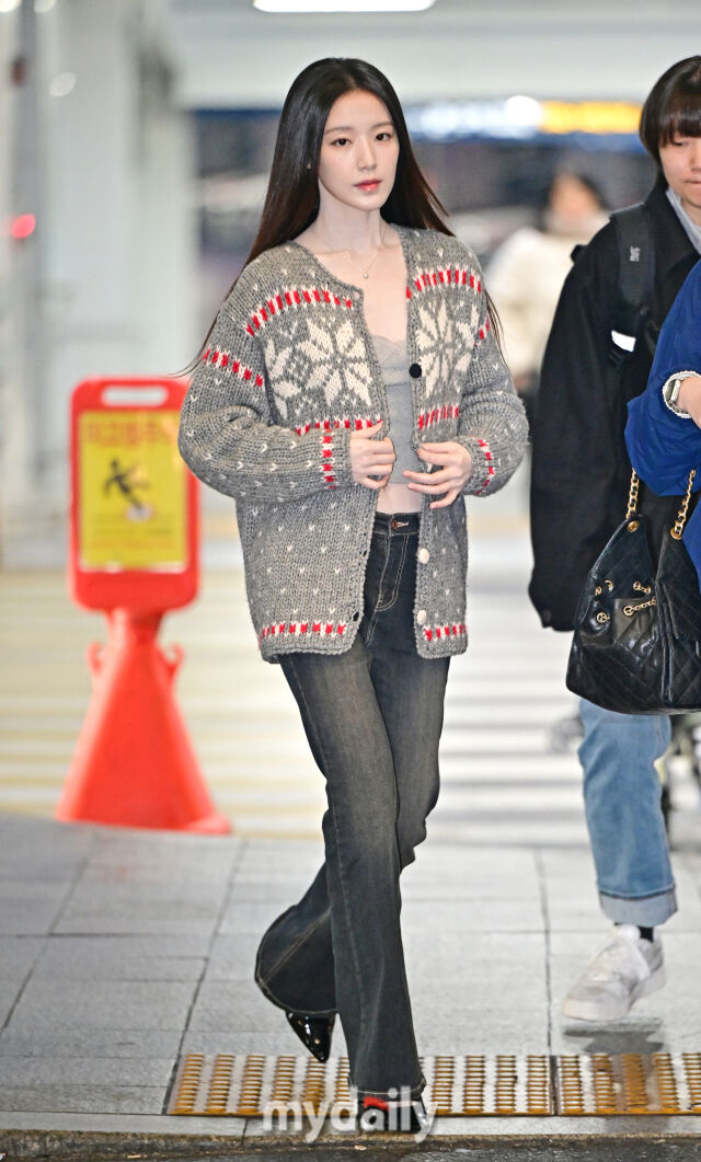 ▲ 로우라이즈와 크롭으로 드러낸 배꼽에 노르딕 카디건으로 노출을 절제.