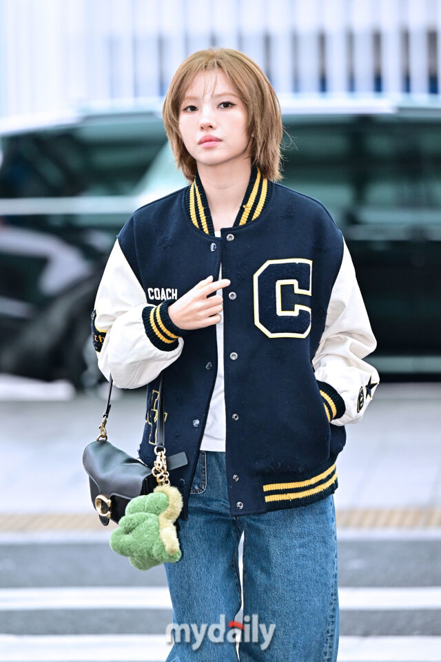 ▲ 바시티 재킷에 키링 포인트를 선보인 소연.