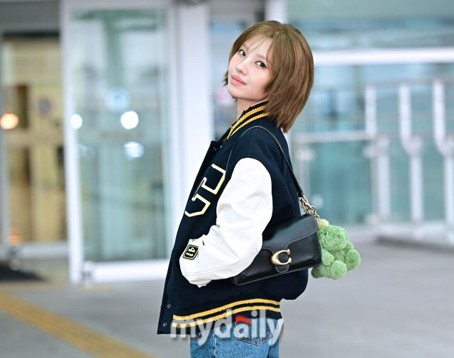 ▲ 언밸런스 컷 헤어와 잘 어울리는 바시티 재킷. 뭘 해도 선명한 리더의 카리스마.