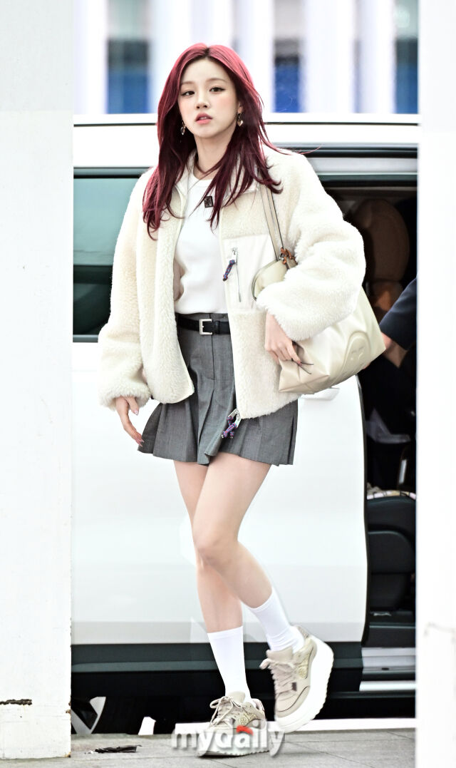 ▲ 짧은 플리츠 스커트와 후리스 재킷으로 발랄한 러블리 스타일을 완성.