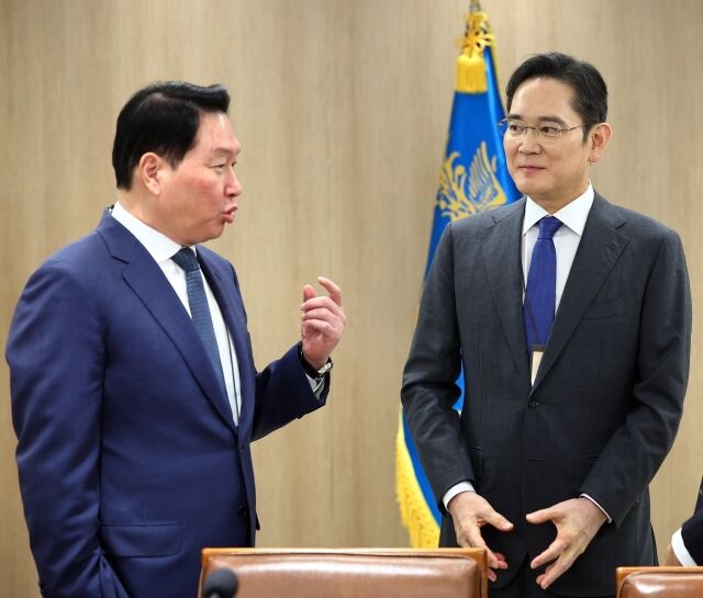 최태원 SK그룹 회장(왼쪽)과 이재용 삼성전자 회장. /뉴시스