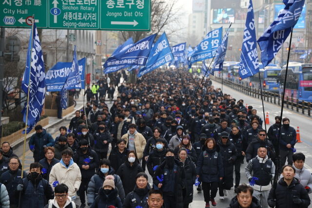5일 서울 종로구 청와대분수대 인근에서 열린 전국금속노동조합 신년 투쟁 선포식에서 금속노조 조합원들이 행진하고 있다. /금속노조