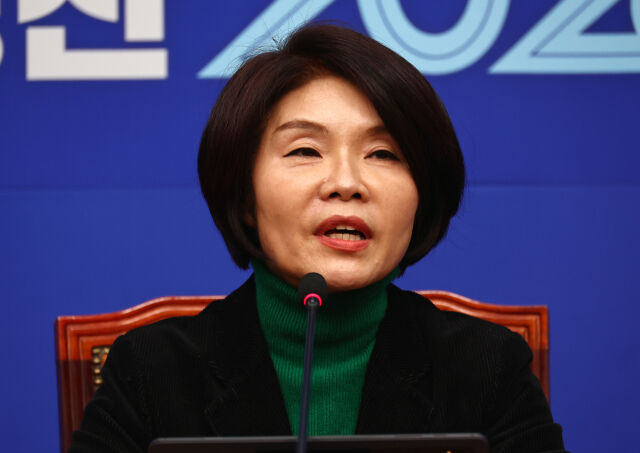 한정애 더불어민주당 정책위의장이 1일 오전 서울 여의도 국회에서 기자간담회를 열고 발언하고 있다./뉴시스