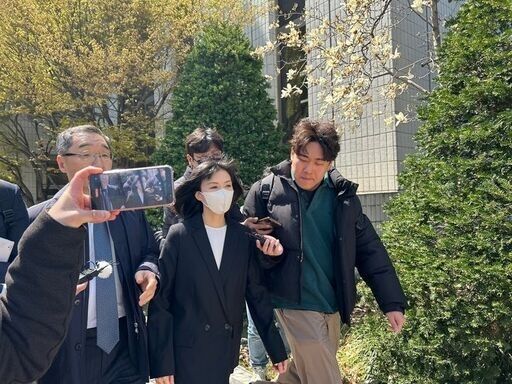 구연경 LG복지재단 대표가 지난해 4월 '미공개 정보 주식거래 의혹'과 관련해 서울남부지법에 출석하고 있는 모습. /뉴시스