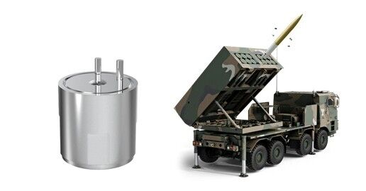 방산용 리튬 앰플전지(왼쪽)와 한국형 다연장로켓체계 천무(K-239)의 230mm급 무유도탄 사격 장면. /SM그룹