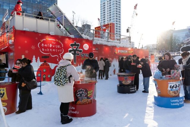 농심이 일본 삿포로 눈축제에서 신라면을 홍보하고 있다. /농심