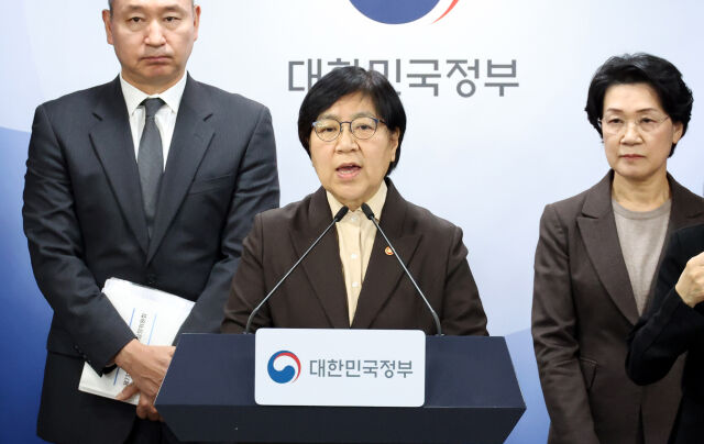 정은경 보건복지부 장관이 10일 오후 서울 종로구 정부서울청사에서 '2027학년도 이후 의사인력 양성규모' 발표를 하고 있다. /뉴시스