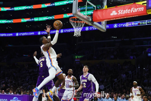 제일런 윌리엄스(왼쪽에서 두 번째)가 10일 레이커스와 경기에서 레이업을 시도하고 있다. /게티이미지코리아