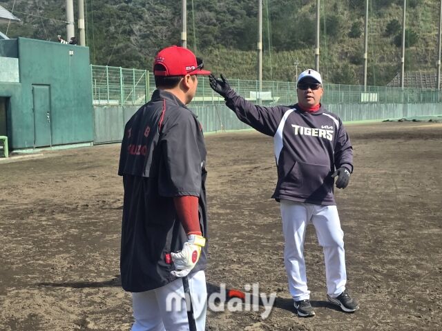 한준수의 타격을 지도하는 이범호 감독/아마미오시마(일본)=김진성 기자 kkomag@mydaily.co.kr