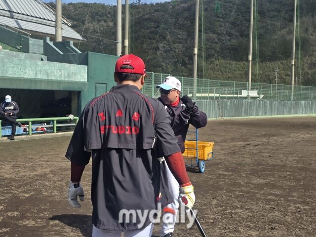 한준수의 타격을 지도하는 이범호 감독/아마미오시마(일본)=김진성 기자 kkomag@mydaily.co.kr