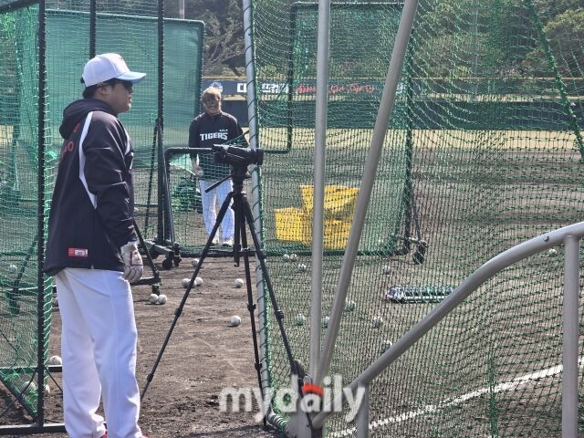 배팅볼 투수로 변신한 김선빈/아마미오시마(일본)=김진성 기자 kkomag@mydaily.co.kr