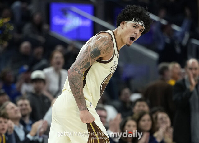 산토스가 10일 멤피스와 경기에서 득점 후 포효하고 있다. /게티이미지코리아