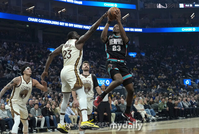 상대 공격을 막는 그린(왼쪽에서 두 번째). /게티이미지코리아