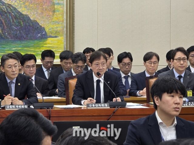 이찬진 금융감독원장이 11일 서울 여의도 국회에서 열린 정무위원회의 빗썸 사태 관련 긴급 현안질의에 출석해 답변하고 있다./이보라 기자