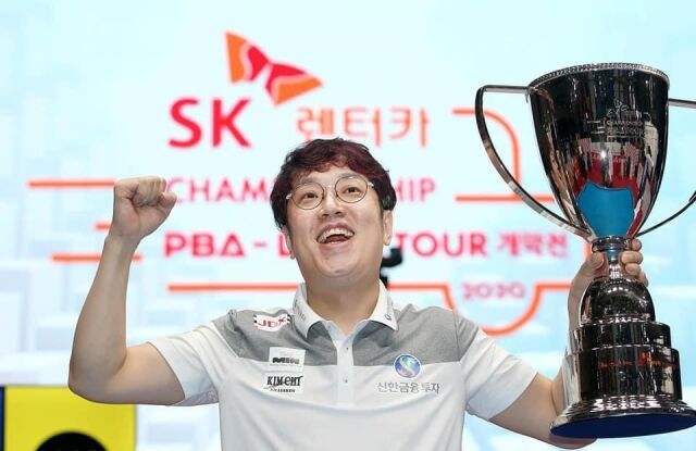 오성욱이 2020년 7월 2020-21시즌 'PBA TOUR SK렌터카 PBA 챔피언십'에서 우승 직후 트로피를 들고 환호하고 있다./PBA