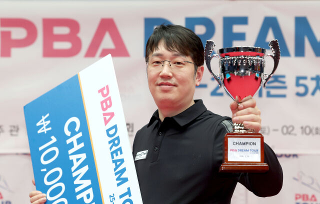오성욱이 드림투어 우승 트로피를 들고 기념 사진을 찍고 있다./PBA