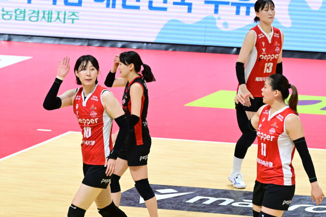 서브 실수 이후 박정아가 팀 동료들과 코칭스텝에게 미안함을 표시하고 있다. / 한국배구연맹 (KOVO)