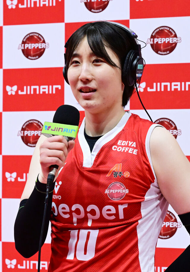 박정아가 경기 종료 후 방송사 인터뷰를 하고 있다. / 한국배구연맹 (KOVO)
