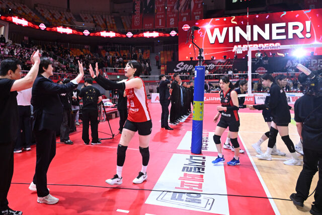 짜릿한 역전승을 거둔 페퍼저축은행 박정아가 경기 종료 후 장소연 감독과 하이파이브를 하고 있다. /한국배구연맹 (KOVO)