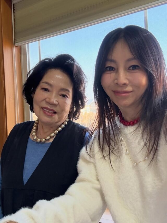 황신혜가 어머니와 함께한 특별한 시간을 공개했다. / 황신혜 SNS