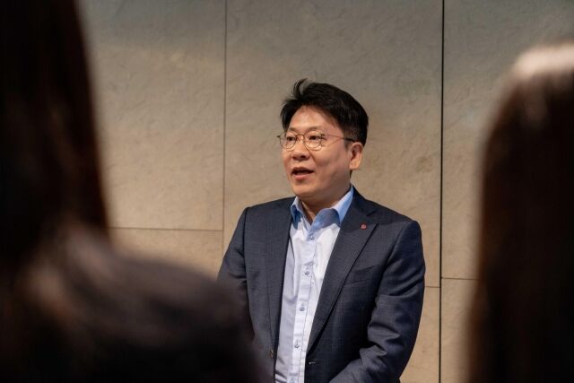 김동명 LG에너지솔루션 대표이사 사장이 11일 서울 서초구 JW메리어트호텔 서울에서 열린 ‘2026년 한국배터리산업협회 이사회’ 참석 전 질문에 답하고 있다. /LG에너지솔루션