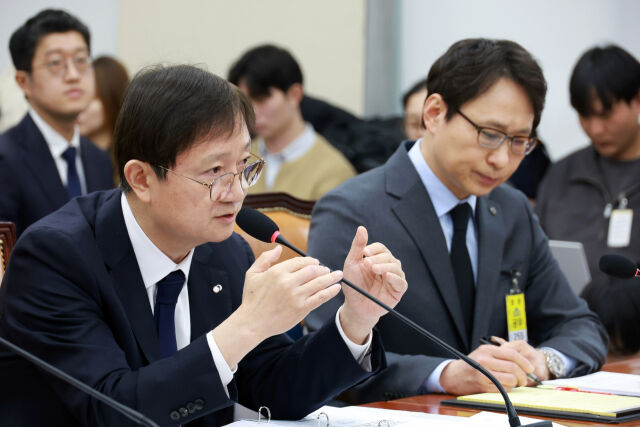 이찬진 금융감독원장이 11일 서울 여의도 국회에서 열린 정무위원회의 빗썸 관련 긴급 현안질의에서 의원 질의에 답하고 있다./뉴시스