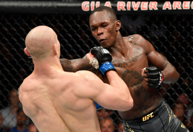 펀치를 날리는 아데산야(오른쪽). /UFC 제공