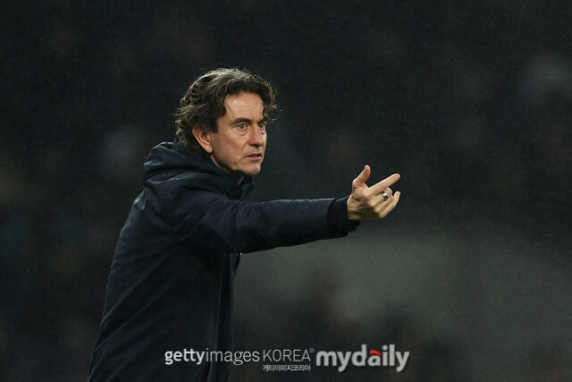 토마스 프랑크 감독이 11일 뉴캐슬과 경기에서 선수들에게 손짓하고 있다. /게티이미지코리아