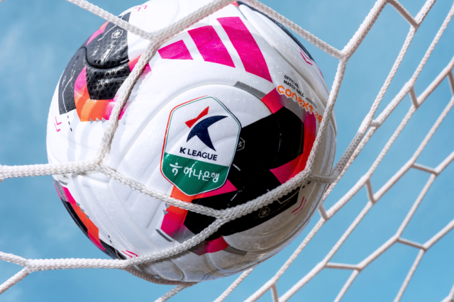 프로축구연맹이 ‘하나은행 K리그 2026’ 공인구로 아디다스 ‘커넥스트 26 프로(CONEXT 26 PRO)’를 채택했다./프로축구연맹