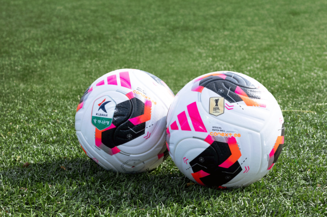 프로축구연맹이 ‘하나은행 K리그 2026’ 공인구로 아디다스 ‘커넥스트 26 프로(CONEXT 26 PRO)’를 채택했다./프로축구연맹
