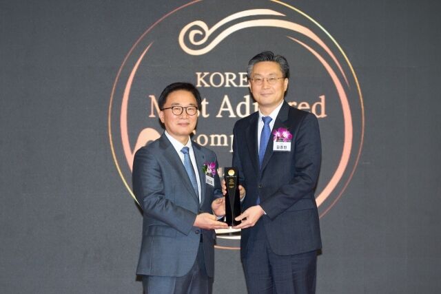 김종헌 풀무원 경영기획실장(오른쪽)이 ‘2026 한국에서 가장 존경받는 기업’ 인증식에서 한수희 한국능률협회컨설팅 대표로부터 올스타 상패를 받고 기념촬영을 하고 있다. /풀무원