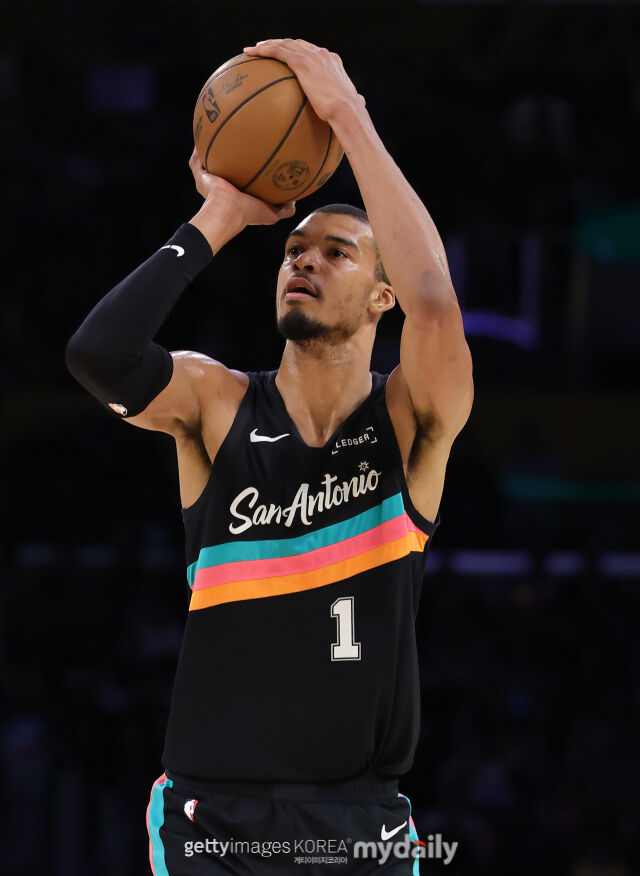 슛을 던지는 웸반야마. /게티이미지코리아