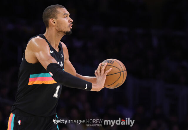 웸반야마가 11일 레이커스와 경기에서 패스를 하고 있다. /게티이미지코리아