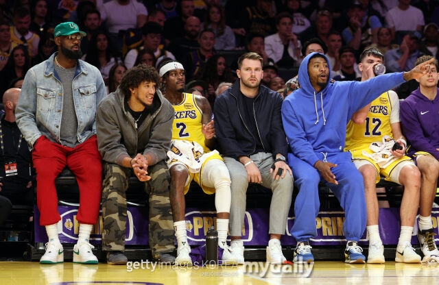 벤치를 지키는 르브론(가장 왼쪽)과 돈치치(왼쪽에서 네 번째). /게티이미지코리아